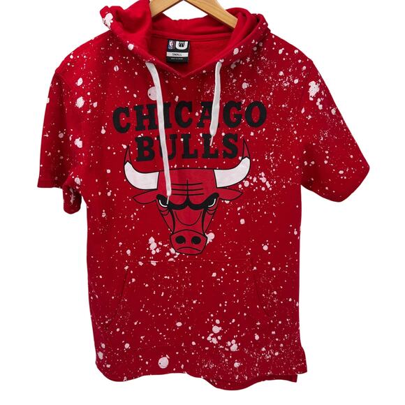 Chicago Bulls Hoodie Mens Small Red White Splatter Short Sleeve NBA Pullover - Picture 1 of 7